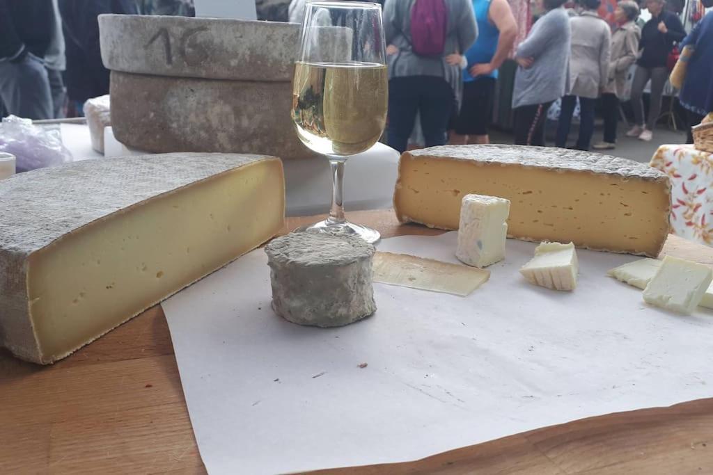 Gite A La Ferme, Avec Animaux, Fromages Et Nature Neuville-les-Decize Екстер'єр фото