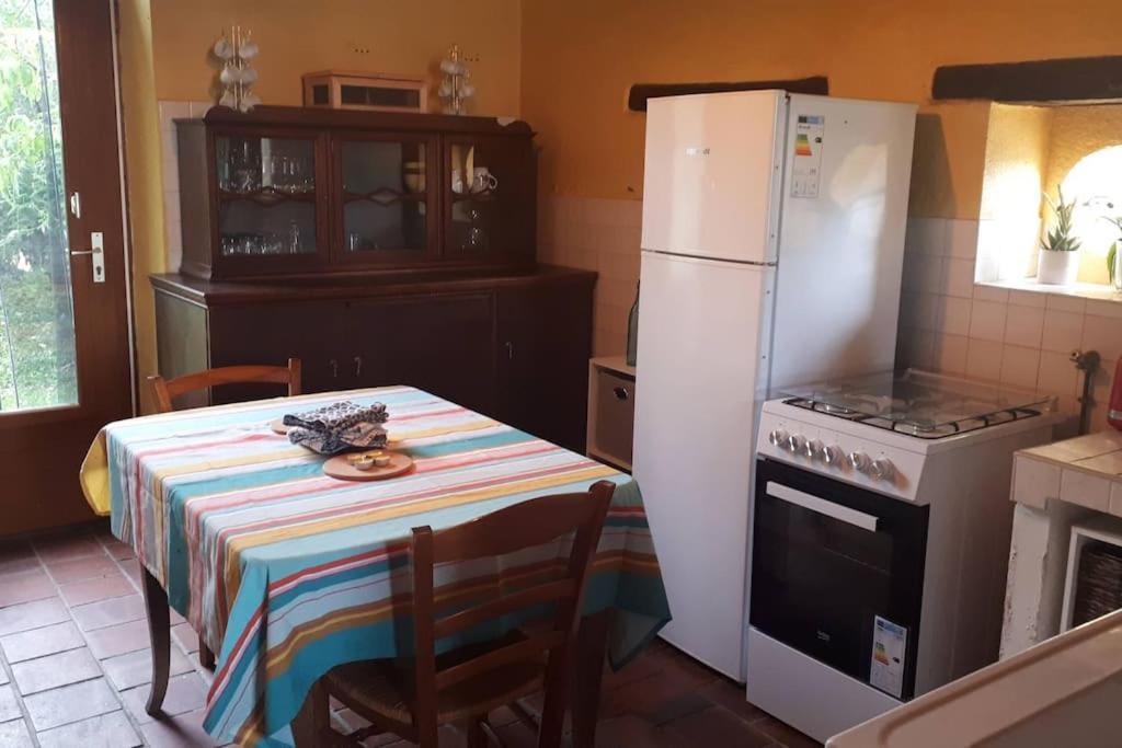 Gite A La Ferme, Avec Animaux, Fromages Et Nature Neuville-les-Decize Екстер'єр фото